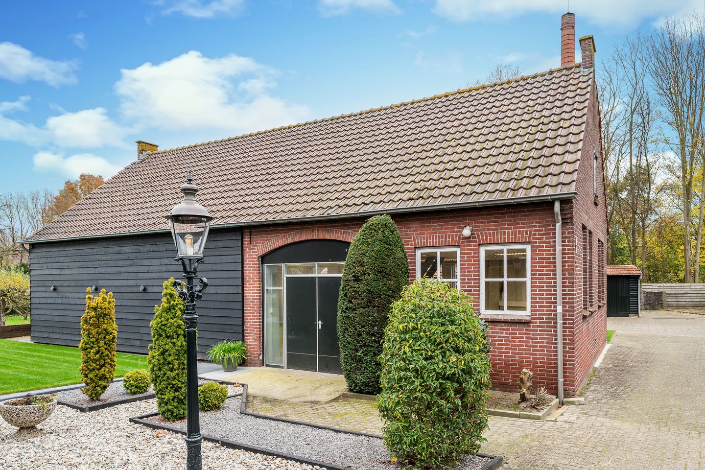 Bekijk foto 2 van Spoorstraat 1