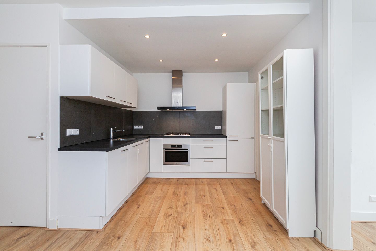 Photo 10 of Emmastraat 107
