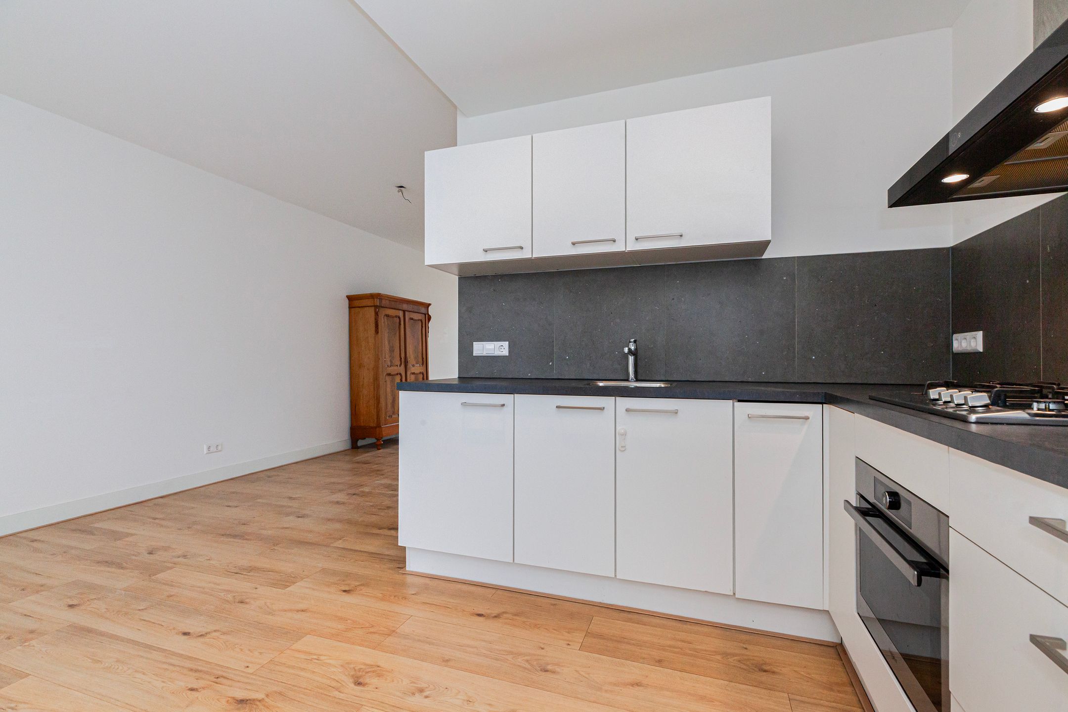 Photo 12 of Emmastraat 107